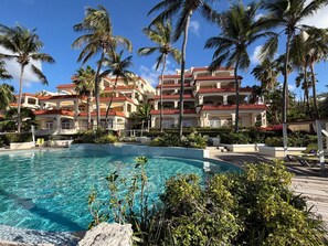 Outdoor pool - Seaview apartment in a prime location beach 5 min away resort with swimming pool (Willemstad)
