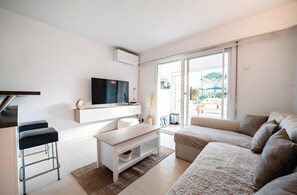 Living area - L’Escapade du Port – Port View, Terrace, Private Parking (Grimaud)