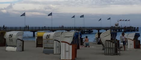 在海灘附近