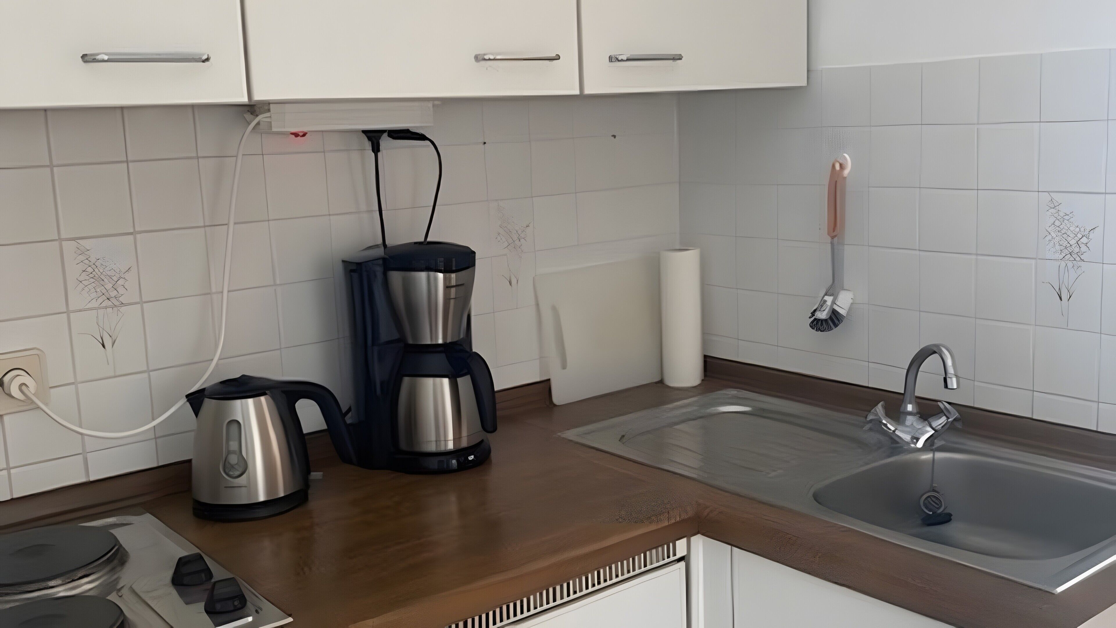 Geladeira, cooktop, cafeteira/chaleira, chaleira elétrica