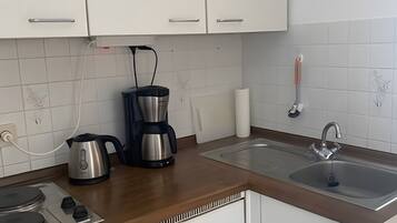 Geladeira, cooktop, cafeteira/chaleira, chaleira elétrica