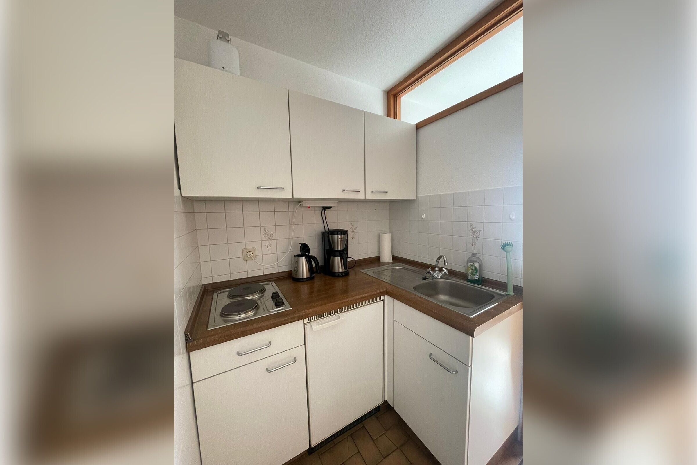 Kühlschrank, Herdplatte, Wasserkocher mit Kaffee-/Teezubehör
