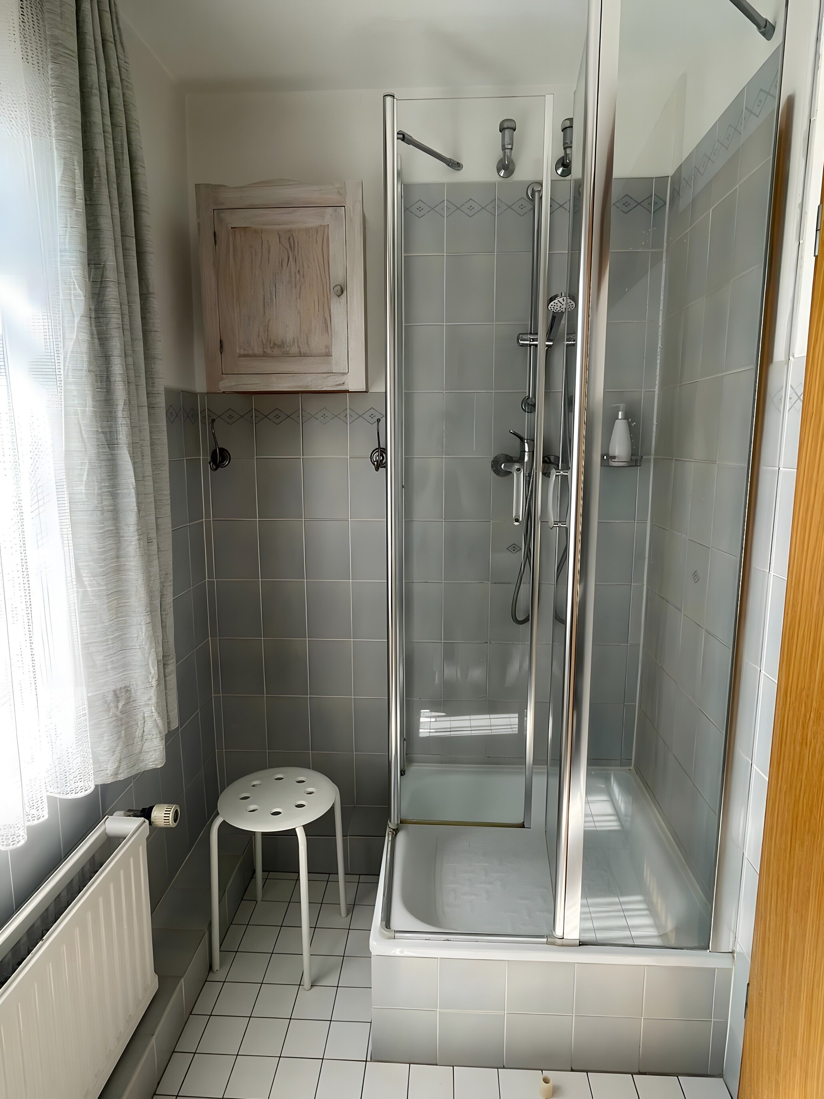 Douche, sèche-cheveux, serviettes fournies