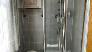 Douche, sĂšche-cheveux, serviettes fournies