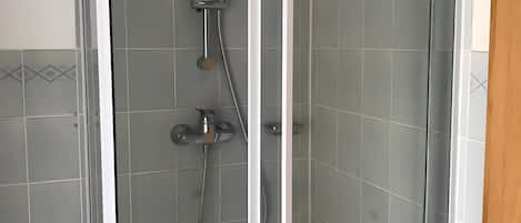 Dusche, Haartrockner, Handtücher