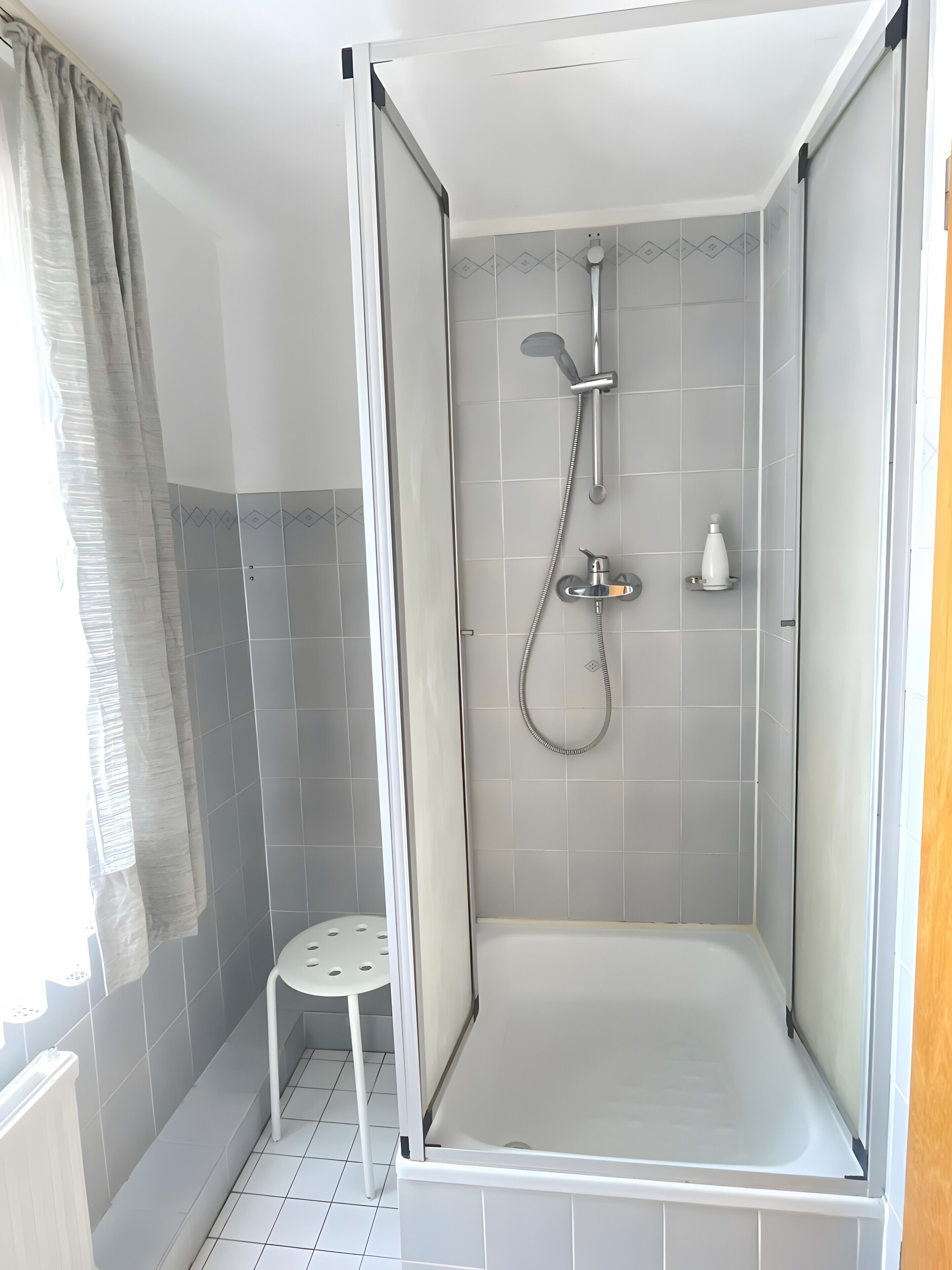 Douche, sèche-cheveux, serviettes fournies