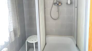 Douche, sĂšche-cheveux, serviettes fournies