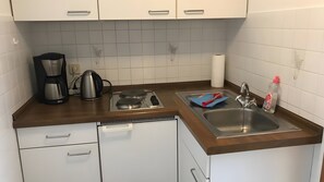 Réfrigérateur, plaque de cuisson, cafetière/bouilloire