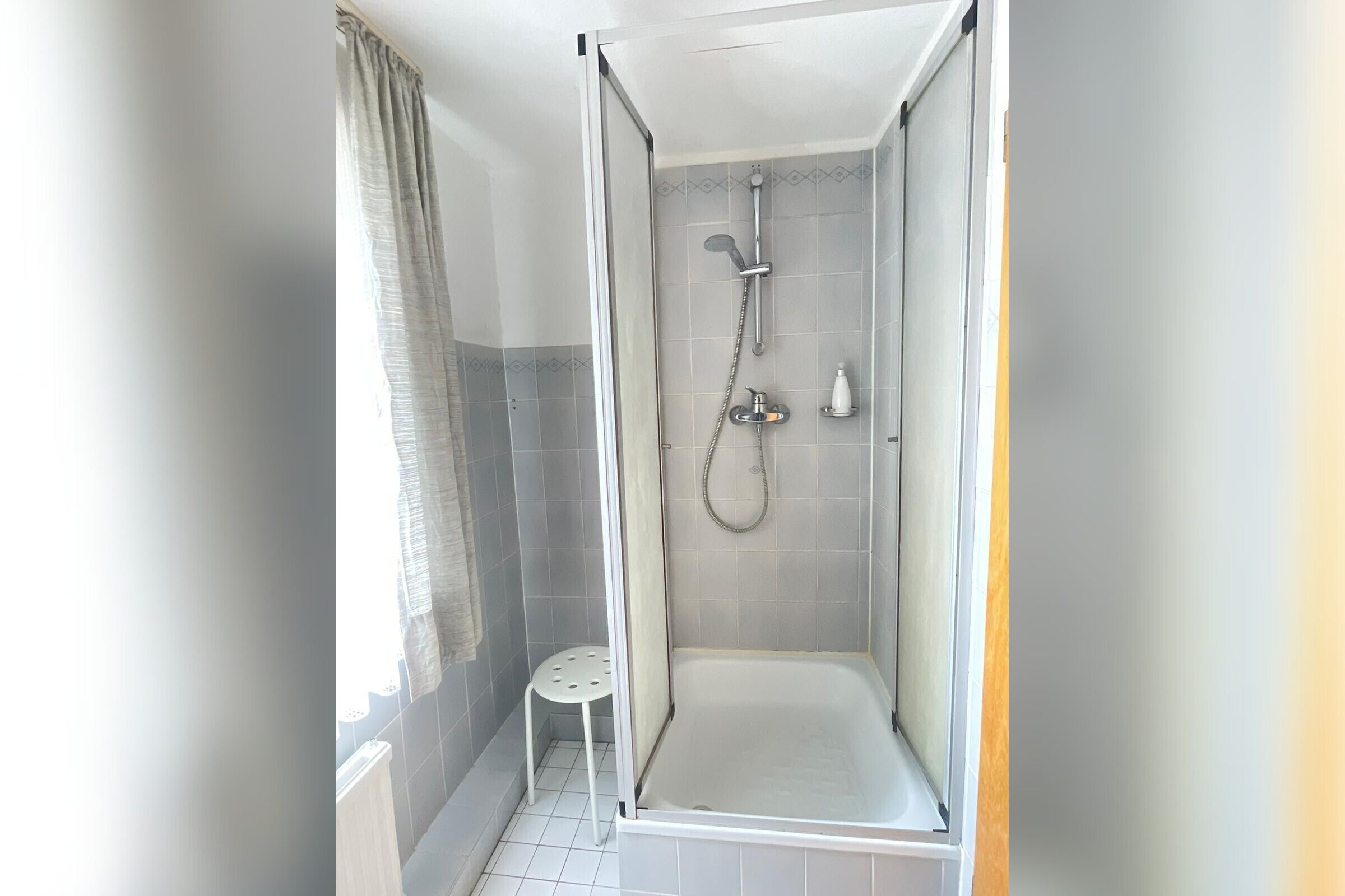 Douche, sèche-cheveux, serviettes fournies