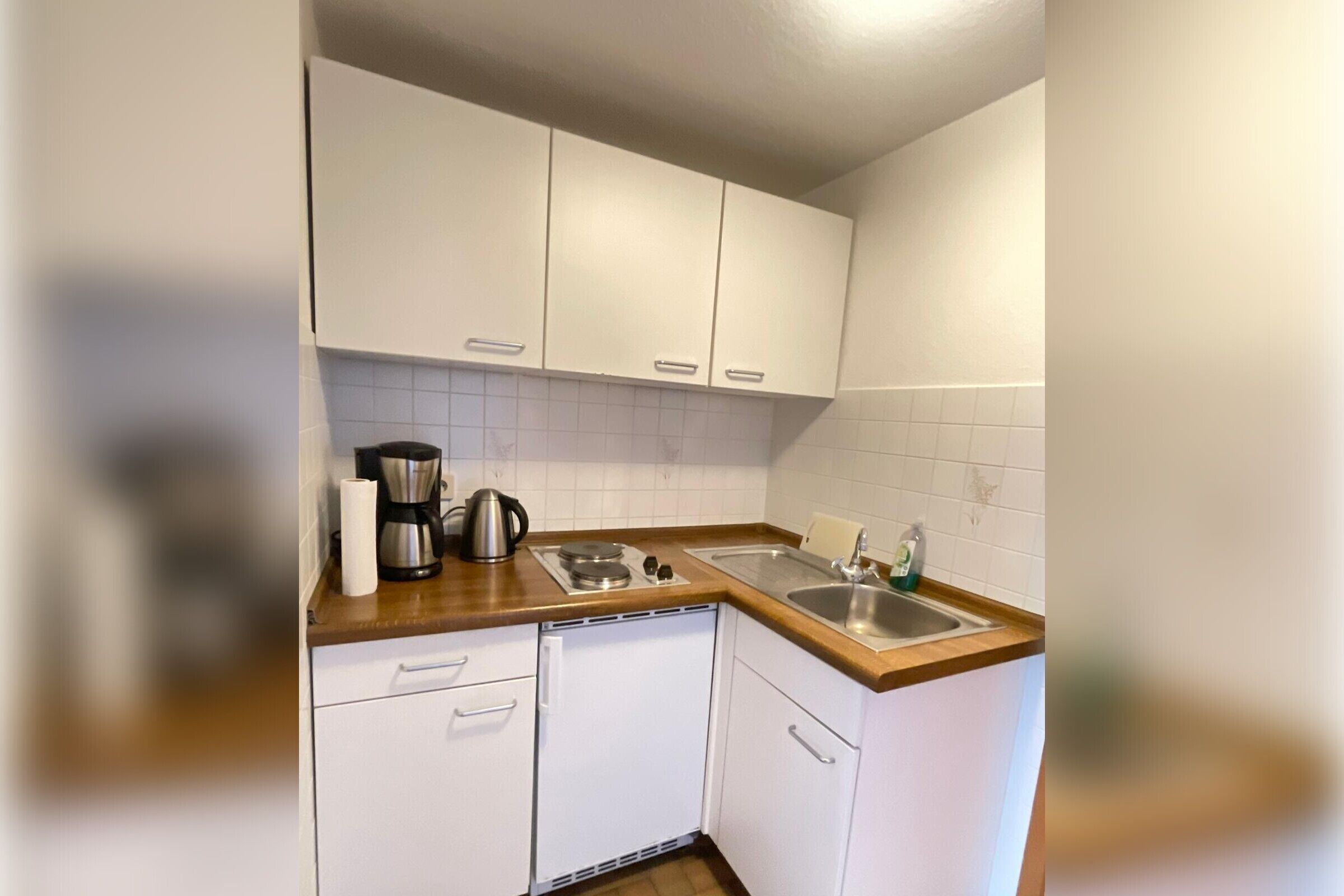 Kaffetrakter/tekoker, kjøleskap, kokeplater og vannkoker
