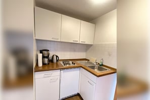 Wasserkocher mit Kaffee-/Teezubehör, Kühlschrank, Herdplatte