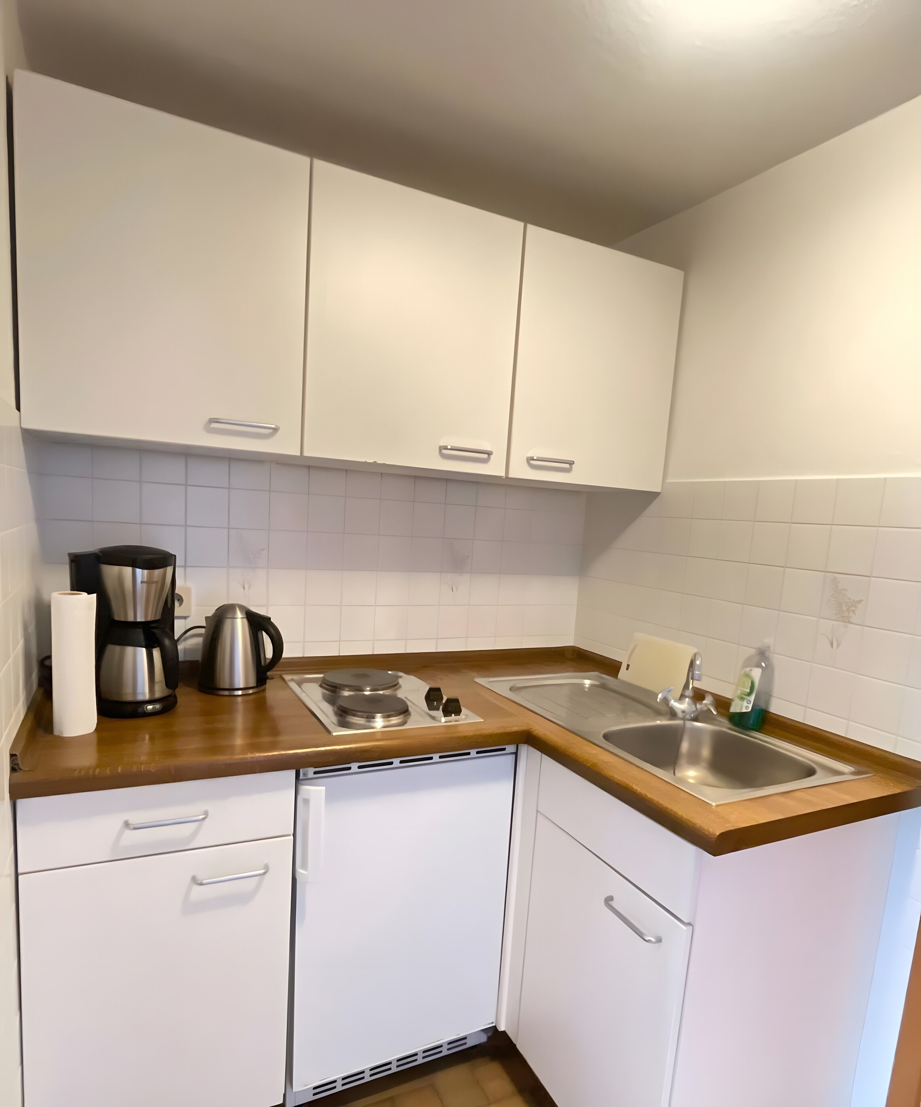 Kühlschrank, Herdplatte, Wasserkocher mit Kaffee-/Teezubehör
