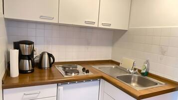Kühlschrank, Herdplatte, Wasserkocher mit Kaffee-/Teezubehör