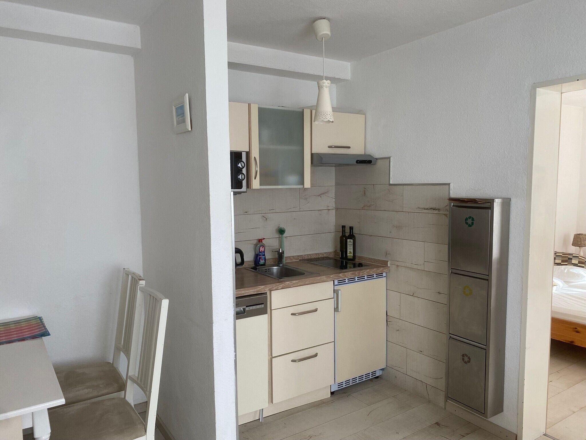 Kühlschrank, Mikrowelle, Herdplatte, Geschirrspüler