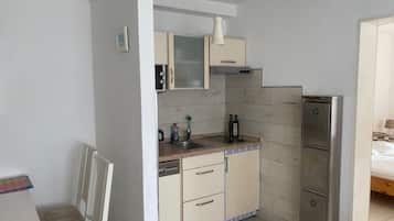 Kühlschrank, Mikrowelle, Herdplatte, Geschirrspüler