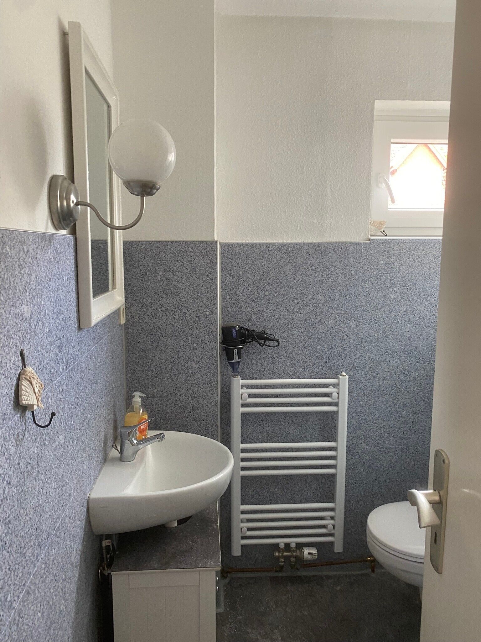 Douche, sèche-cheveux, serviettes fournies