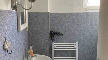 Douche, sĂšche-cheveux, serviettes fournies