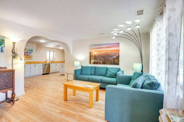 Interior - 3 Mi to University of Arizona Campus! Group Escape (Tucson)