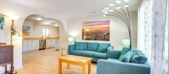 3 Mi to University of Arizona Campus! Group Escape