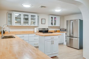 House (3 Bedrooms) | Interior - 3 Mi to University of Arizona Campus! Group Escape (Tucson)