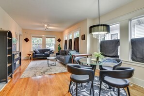 Interior - Main Street Retreat! Urban Cottage in Vancouver (Vancouver)