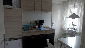 Kühlschrank, Mikrowelle, Herdplatte, Geschirrspüler