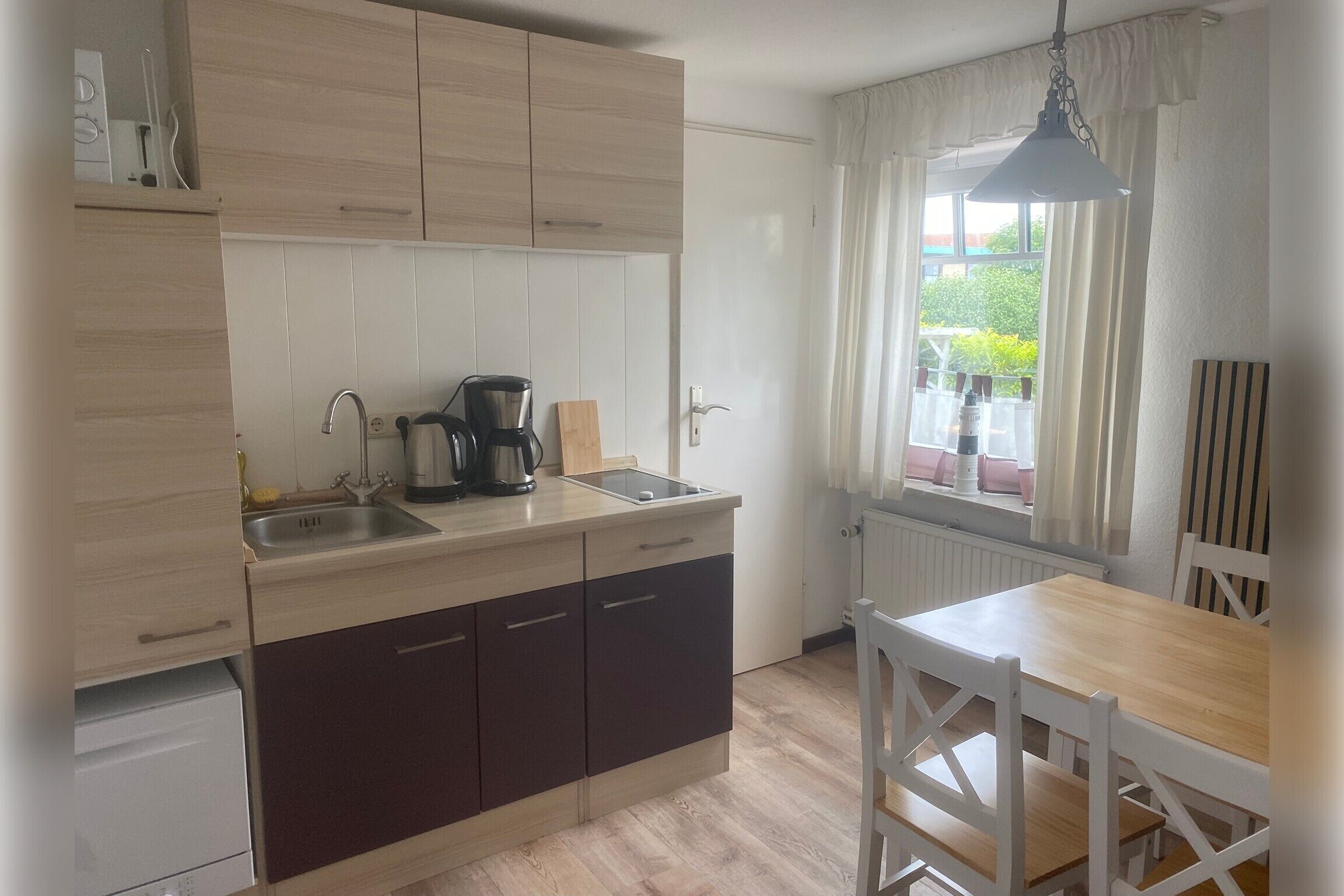 Kaffetrakter/tekoker, kjøleskap, mikrobølgeovn og kokeplater