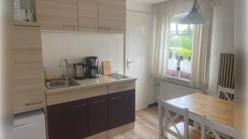 Kaffetrakter/tekoker, kjøleskap, mikrobølgeovn og kokeplater
