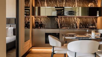 Executive Apartment, Bathtub | In-room dining