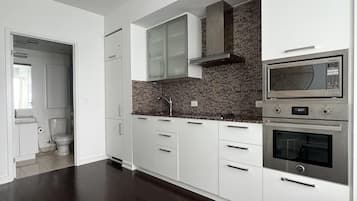 Basic Studio Suite, 1 Queen Bed | Private kitchen