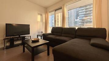 Executive Suite, 1 Queen Bed with Sofa bed, Non Smoking | Living area