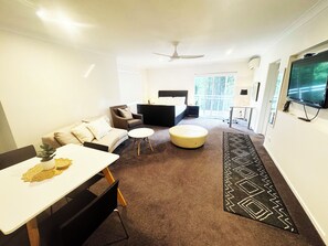 TV - Escape to your Private Sanctuary Guesthouse Studio. (Coffs Harbour)