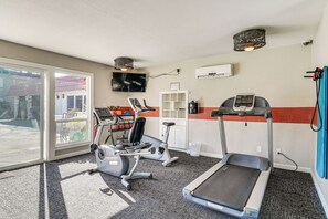 A gym with treadmills, stationary bikes, and a TV screen. - 1 Block to Dtwn Pleasanton: Condo w/ Pool Access (Pleasanton)