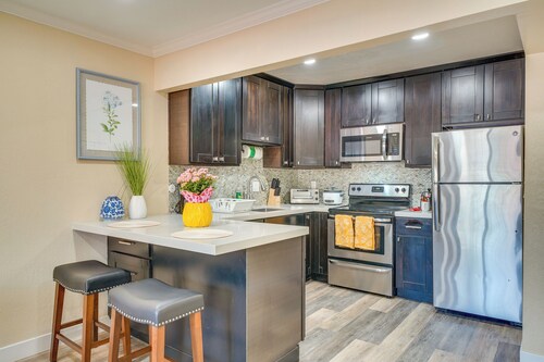 1 Block to Dtwn Pleasanton: Condo w/ Pool Access