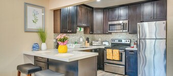 1 Block to Dtwn Pleasanton: Condo w/ Pool Access