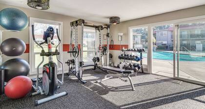 1 Block to Dtwn Pleasanton: Condo w/ Pool Access