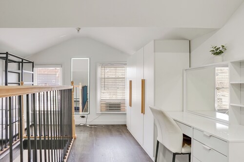 Easy Access to Nyc! Sleek Suburban Apartment