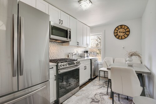 Easy Access to Nyc! Sleek Suburban Apartment