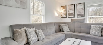 Easy Access to Nyc! Sleek Suburban Apartment