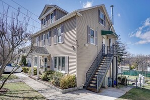 Interior - Easy Access to Nyc! Sleek Suburban Apartment (Mamaroneck)