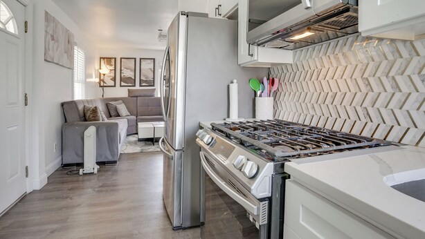 Een moderne keuken met een koelkast, fornuis en magnetron.
