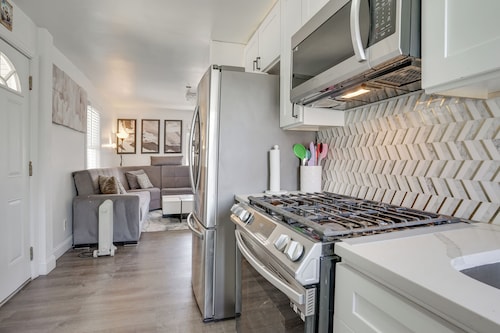 Easy Access to Nyc! Sleek Suburban Apartment