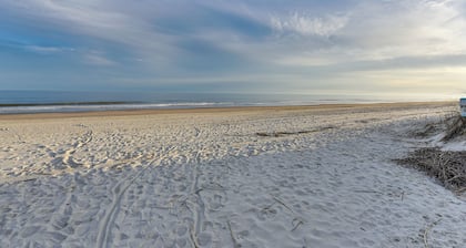 Poolside Bliss, Beach Strolls! Hilton Head Retreat