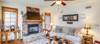 Forest-view Balcony & Trail Access! Burnsville Gem