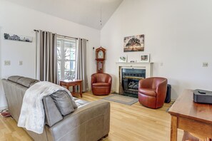 House (2 Bedrooms) | Interior - Unique Family Home on Working Ranch in Henderson! (Henderson)