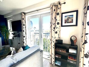 TV - Castle View Free Parking 3Bed Waterfront (Edinburgh)