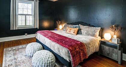 Historic Group Retreat w/ Seasonal Pool in Paducah