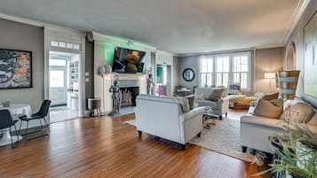 House (5 Bedrooms) | Interior