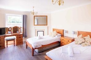 Desk, iron/ironing board, WiFi, bed sheets - 3 Lovely Cornish Cottages near Bude - Sleeps 21 (Bude)