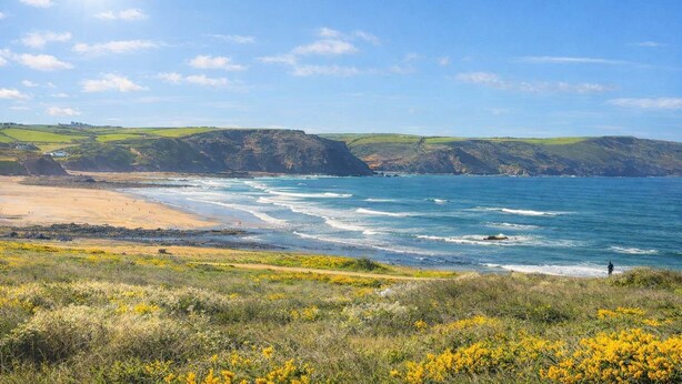 A coastal landscape with a beach, cliffs, and a clear sky. - 3 Lovely Cornish Cottages near Bude - Sleeps 21 (Bude)